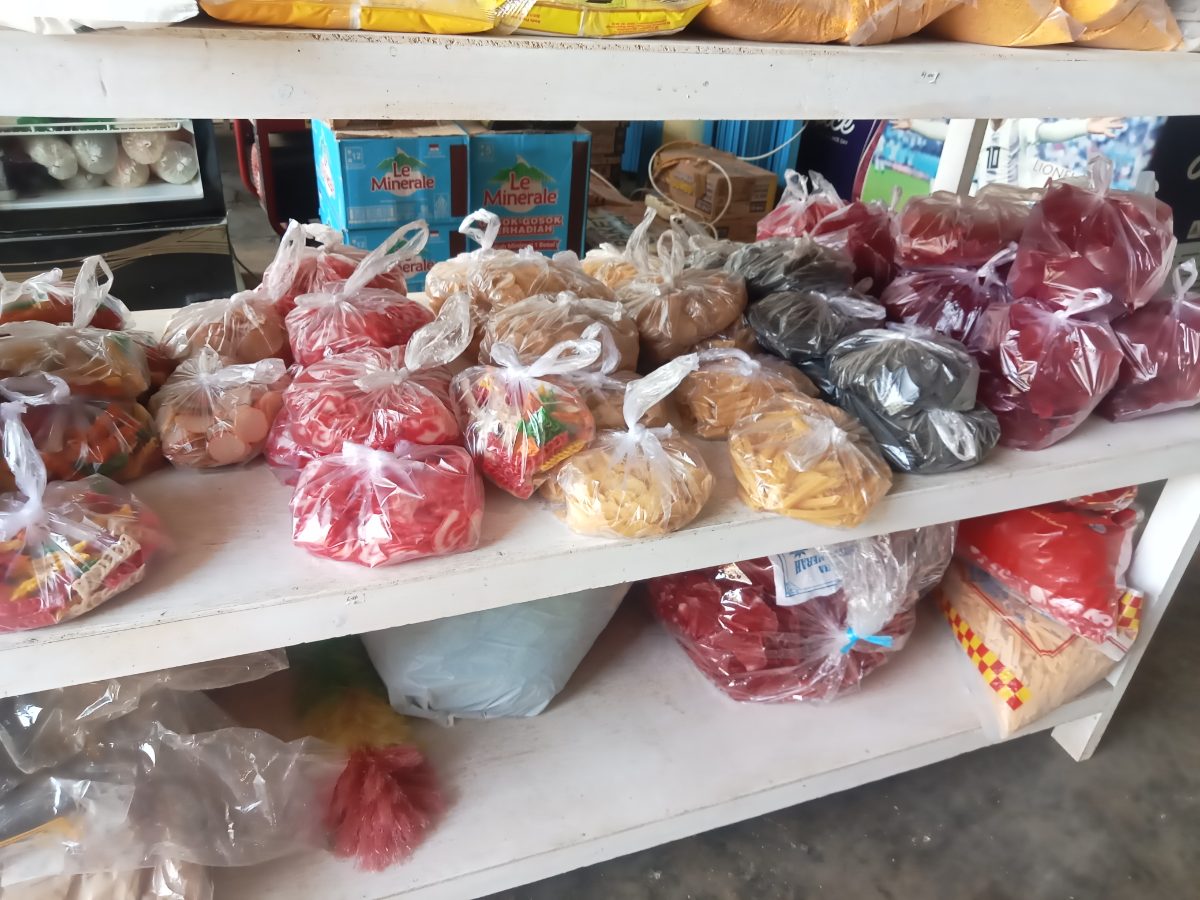 Aneka kerupuk kering untuk seblak